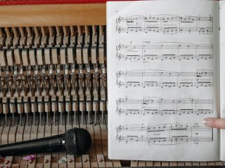Fisika di Balik Musik: Bagaimana Gitar dan Piano Bekerja?